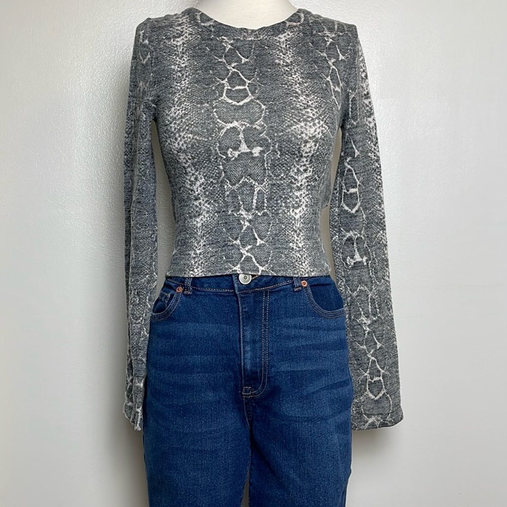 ZARA TRAFALUC Grey Snake Print Crop Long Sleeve Sweater ~ Small